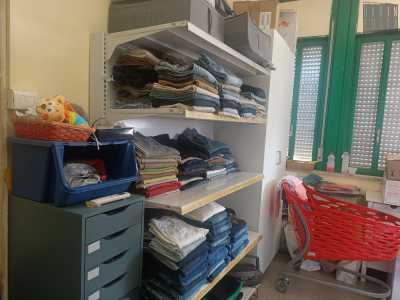 �Noi non abbiamo contenitori � sottolinea il fondatore Michele Tataranni �: chi vuole donare viene qui con il proprio sacco di abiti e lo consegna ai volontari che lo aprono e selezionano il materiale riutilizzabile�